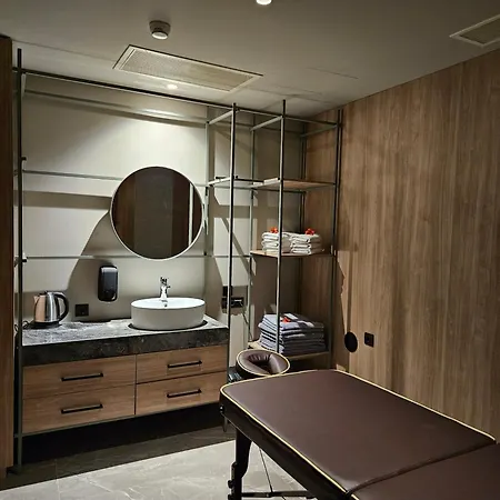 Petousis & Hotel 4*